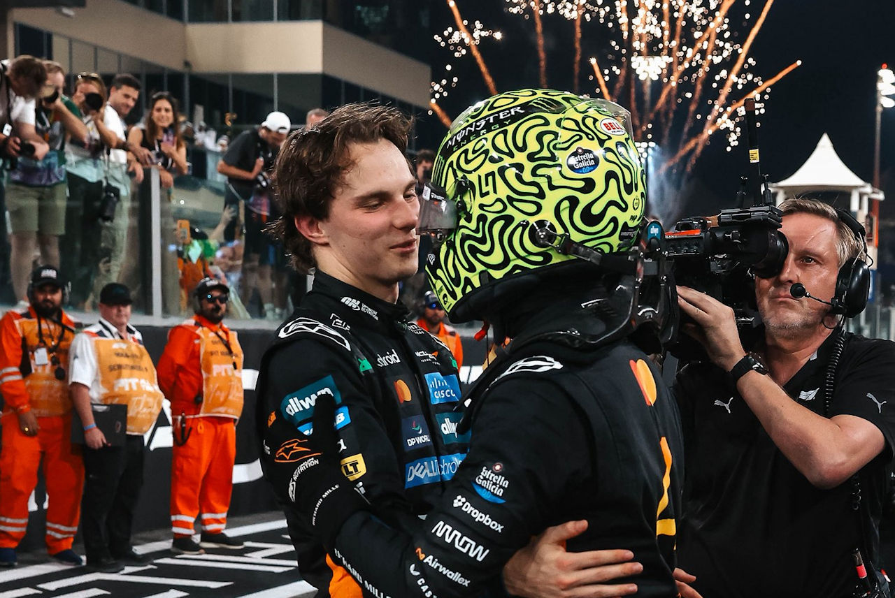 チャンピオンとなったランド・ノリスを祝福するオスカー・ピアストリ（マクラーレン）