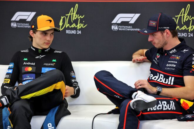 2位オスカー・ピアストリ（マクラーレン）とウイナーのマックス・フェルスタッペン（レッドブル）