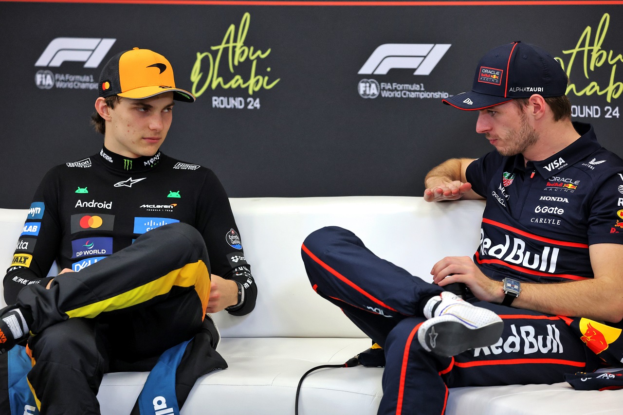 2位オスカー・ピアストリ(マクラーレン)とウイナーのマックス・フェルスタッペン(レッドブル)