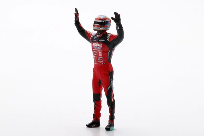 ロニー・クインタレッリのスーパーGTラストレースのMOTUL AUTECH Zを忠実に再現。スパーク製“引退仕様”ミニカーが12月12日から予約開始