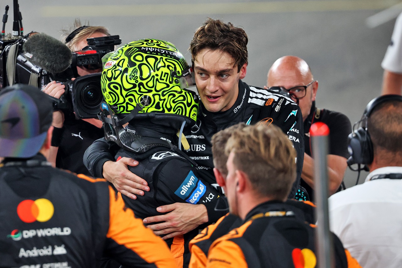 ジョージ・ラッセル（メルセデス）が、新チャンピオンとなったランド・ノリス（マクラーレン）を祝福