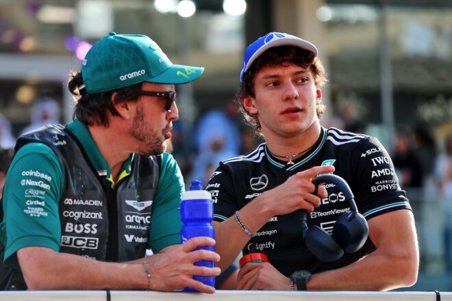 アンドレア・キミ・アントネッリ（メルセデス）とフェルナンド・アロンソ（アストンマーティン）