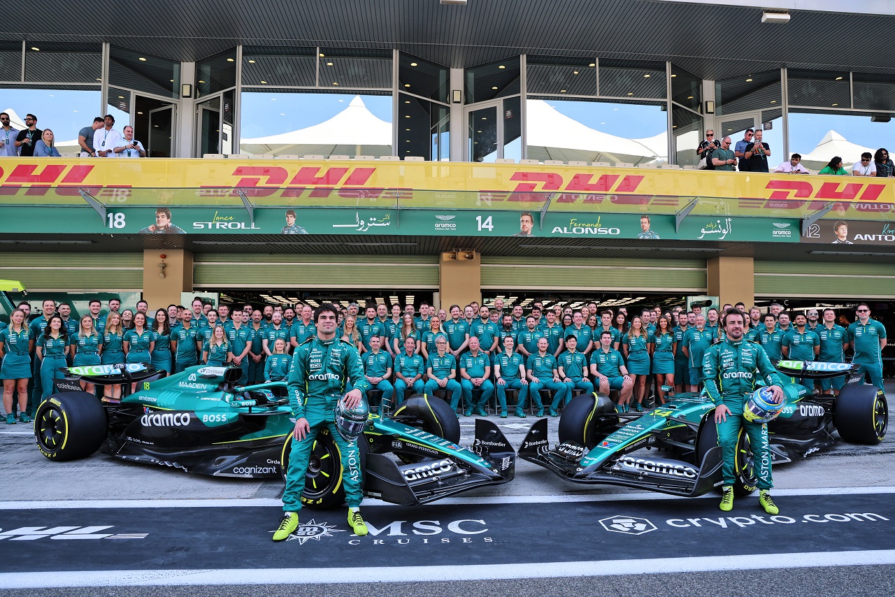 アストンマーティンF1チームが記念撮影