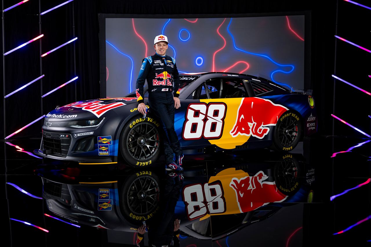 トラックハウス、来季NASCARカップシリーズに向けレッドブルと大型契約更新。25戦で公式カラーを採用へ