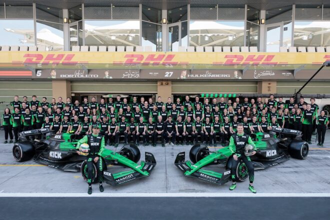 キック・ザウバーF1チーム記念撮影