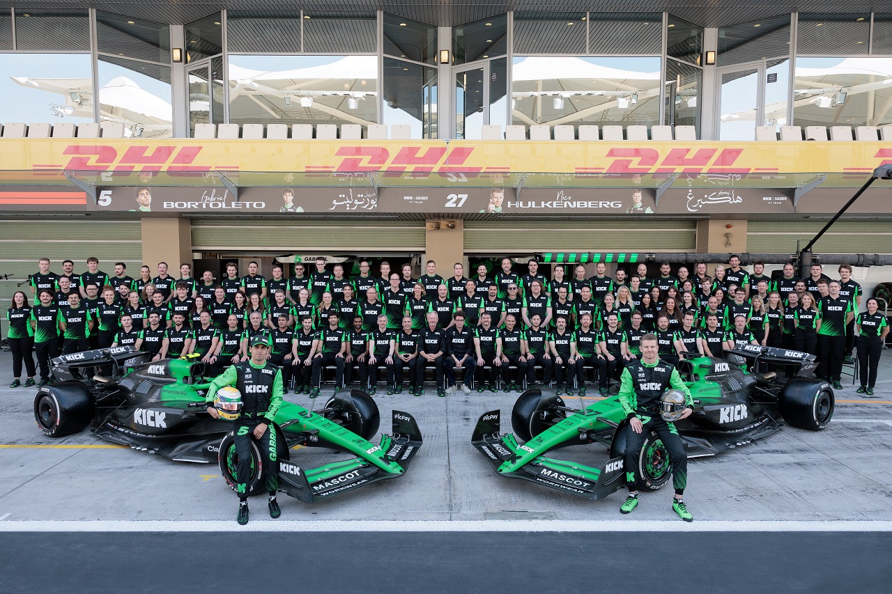 キック・ザウバーF1チーム記念撮影