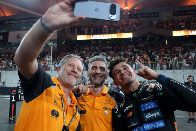 2025年F1チャンピオンのランド・ノリス（マクラーレン）、CEOザク・ブラウン、チーム代表アンドレア・ステラ