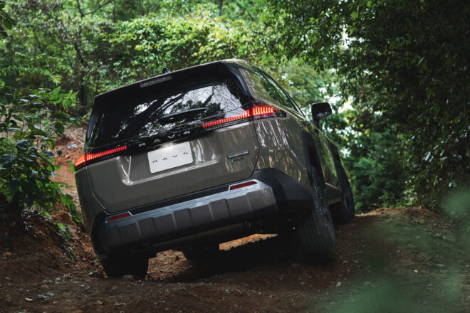 “トヨタ初採用”多数の新型『RAV4』発売。まずはZとアドベンチャーがデビュー、450万円から