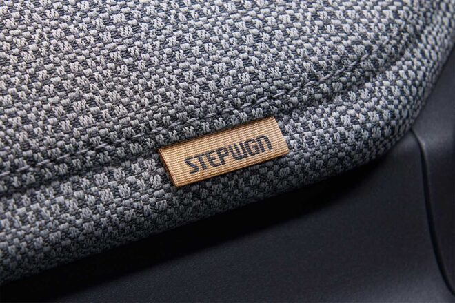 ホンダ、ステップワゴンに誕生30周年の特別仕様車を設定。初代モチーフの専用エンブレムやタグで懐かしさ