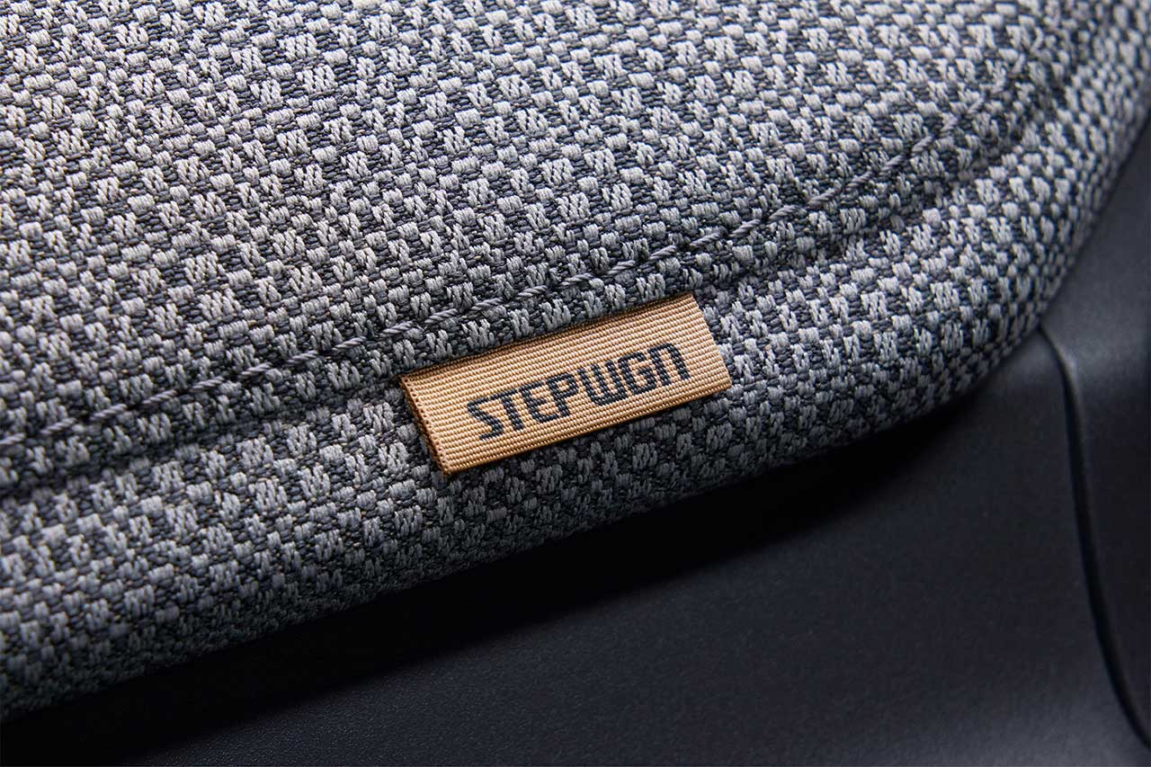 ホンダ、ステップワゴンに誕生30周年の特別仕様車を設定。初代モチーフの専用エンブレムやタグで懐かしさ