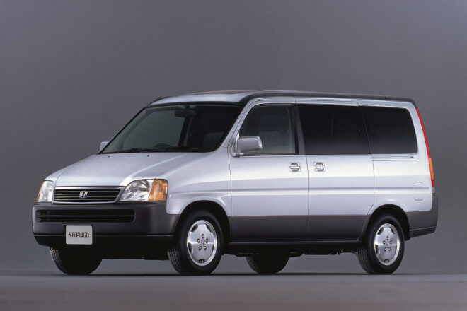 ホンダ、ステップワゴンに誕生30周年の特別仕様車を設定。初代モチーフの専用エンブレムやタグで懐かしさ