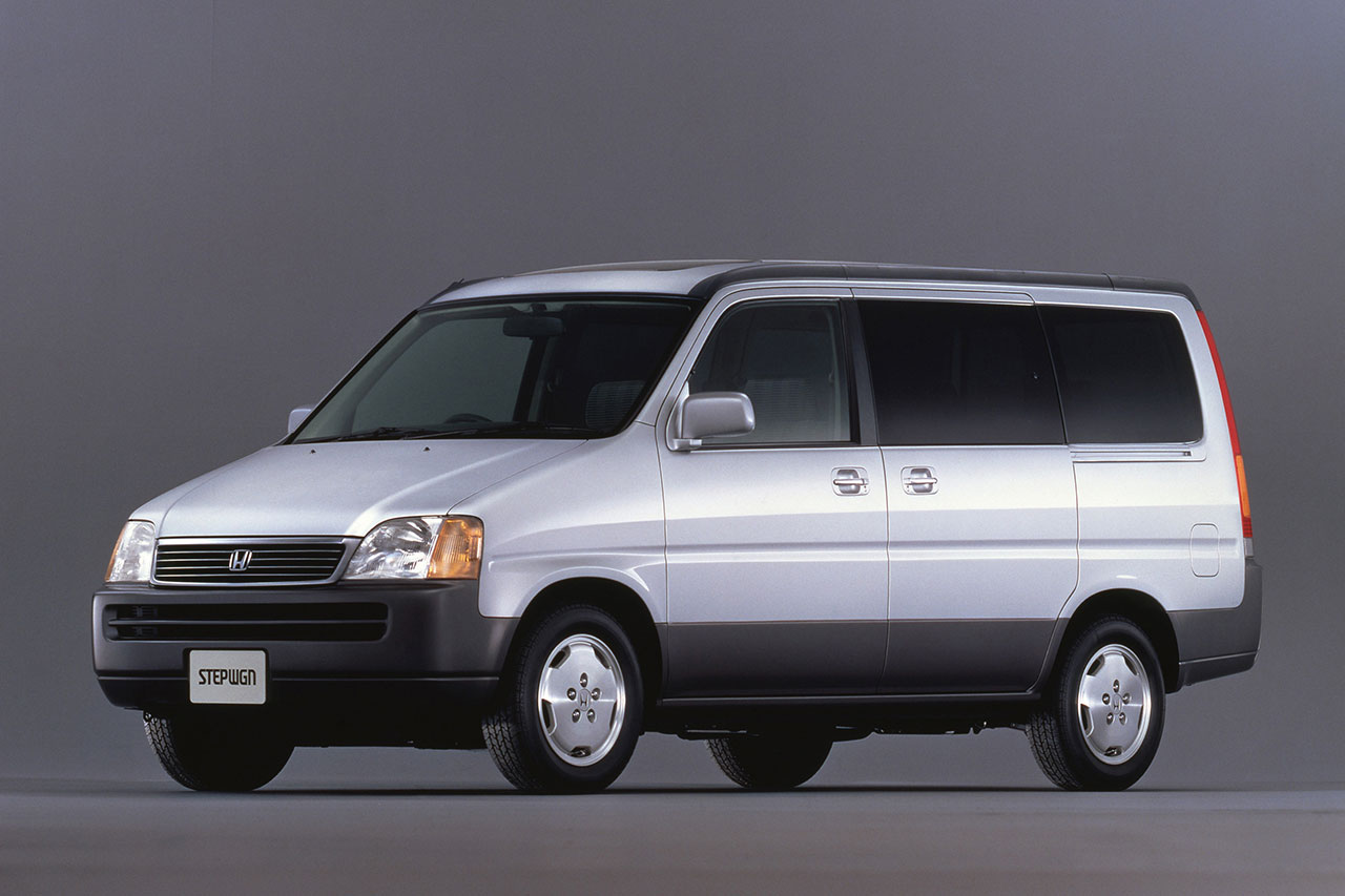 ホンダ、ステップワゴンに誕生30周年の特別仕様車を設定。初代モチーフの専用エンブレムやタグで懐かしさ