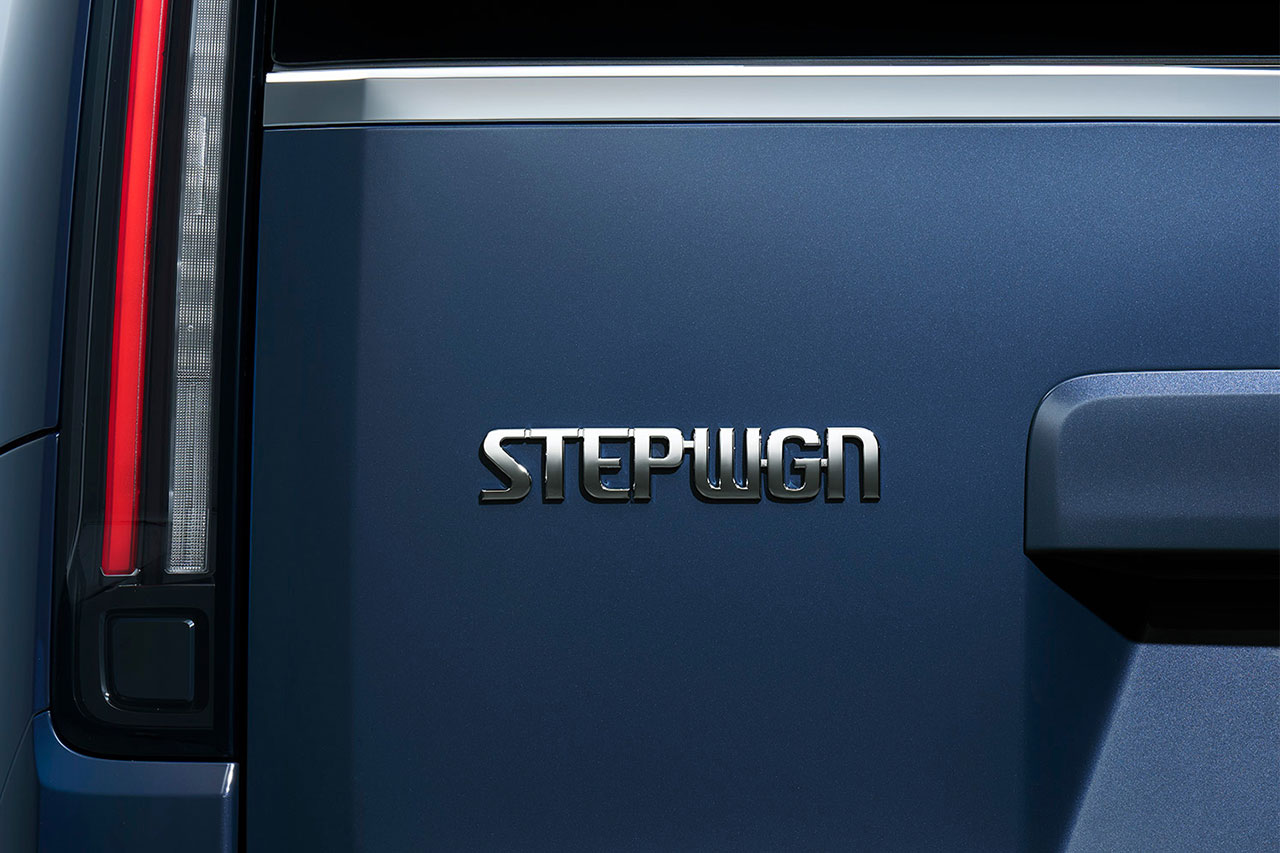 ホンダ、ステップワゴンに誕生30周年の特別仕様車を設定。初代モチーフの専用エンブレムやタグで懐かしさ