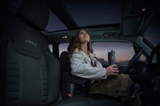 ジープ、人気SUV『レネゲード』に新色テクノグリーン採用の限定車“North Star Edition”を導入