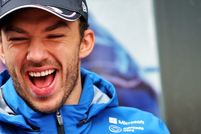 角田とガスリー、満面の笑みでハグ＆ヘルメットスワップ【SNSピックアップ今週のF1界】