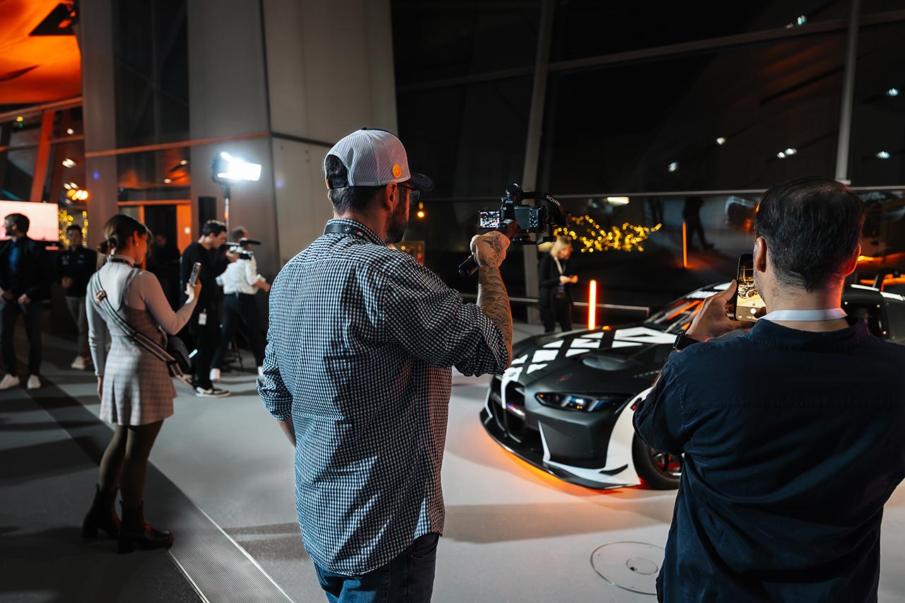 BMW、M4 GT3エボを『BLEACH』カラーに。ミュンヘンのBMWヴェルトで1月まで展示