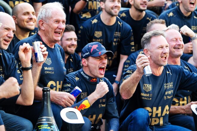 2022年F1コンストラクターズタイトル獲得を祝うレッドブルチーム