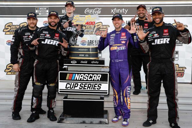 デニー・ハムリンに悲劇。所有の両親自宅が全焼、療養中だった父のデニスが亡くなる／NASCAR