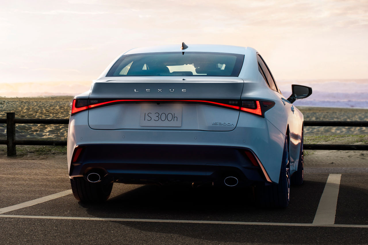 レクサス、『IS』の一部改良モデルを発売。黒基調の特別仕様車“Fスポーツ・モード・ブラックV”新設定