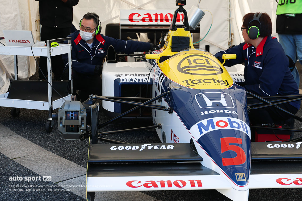 佐藤琢磨は今年も全開!?　東京オートサロン2026のウイリアムズ・ホンダFW11デモランのテスト走行で笑顔