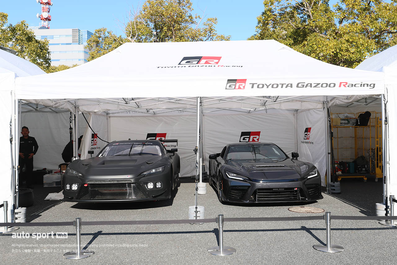 佐藤琢磨は今年も全開!?　東京オートサロン2026のウイリアムズ・ホンダFW11デモランのテスト走行で笑顔