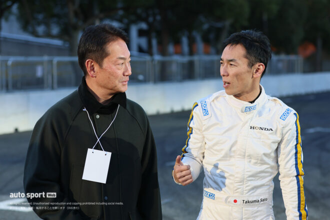 佐藤琢磨は今年も全開!?　東京オートサロン2026のウイリアムズ・ホンダFW11デモランのテスト走行で笑顔