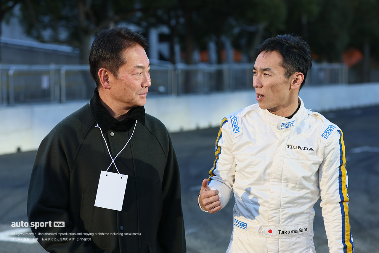 佐藤琢磨は今年も全開!?　東京オートサロン2026のウイリアムズ・ホンダFW11デモランのテスト走行で笑顔