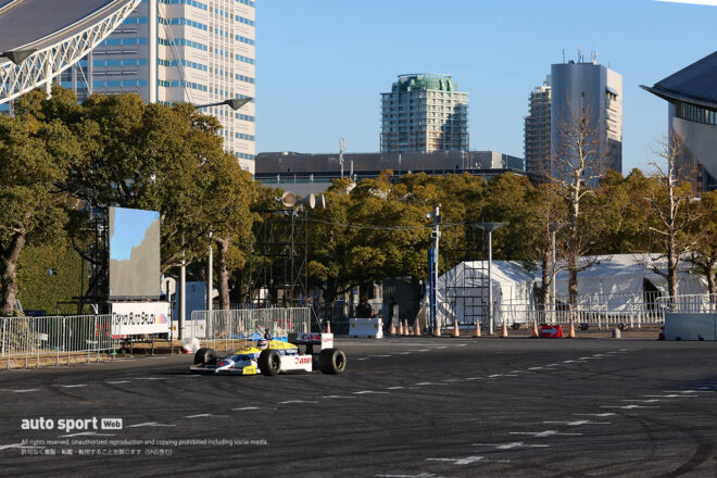 佐藤琢磨は今年も全開!?　東京オートサロン2026のウイリアムズ・ホンダFW11デモランのテスト走行で笑顔