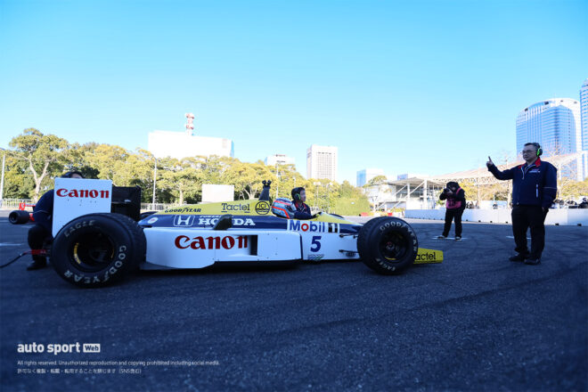 佐藤琢磨は今年も全開!?　東京オートサロン2026のウイリアムズ・ホンダFW11デモランのテスト走行で笑顔