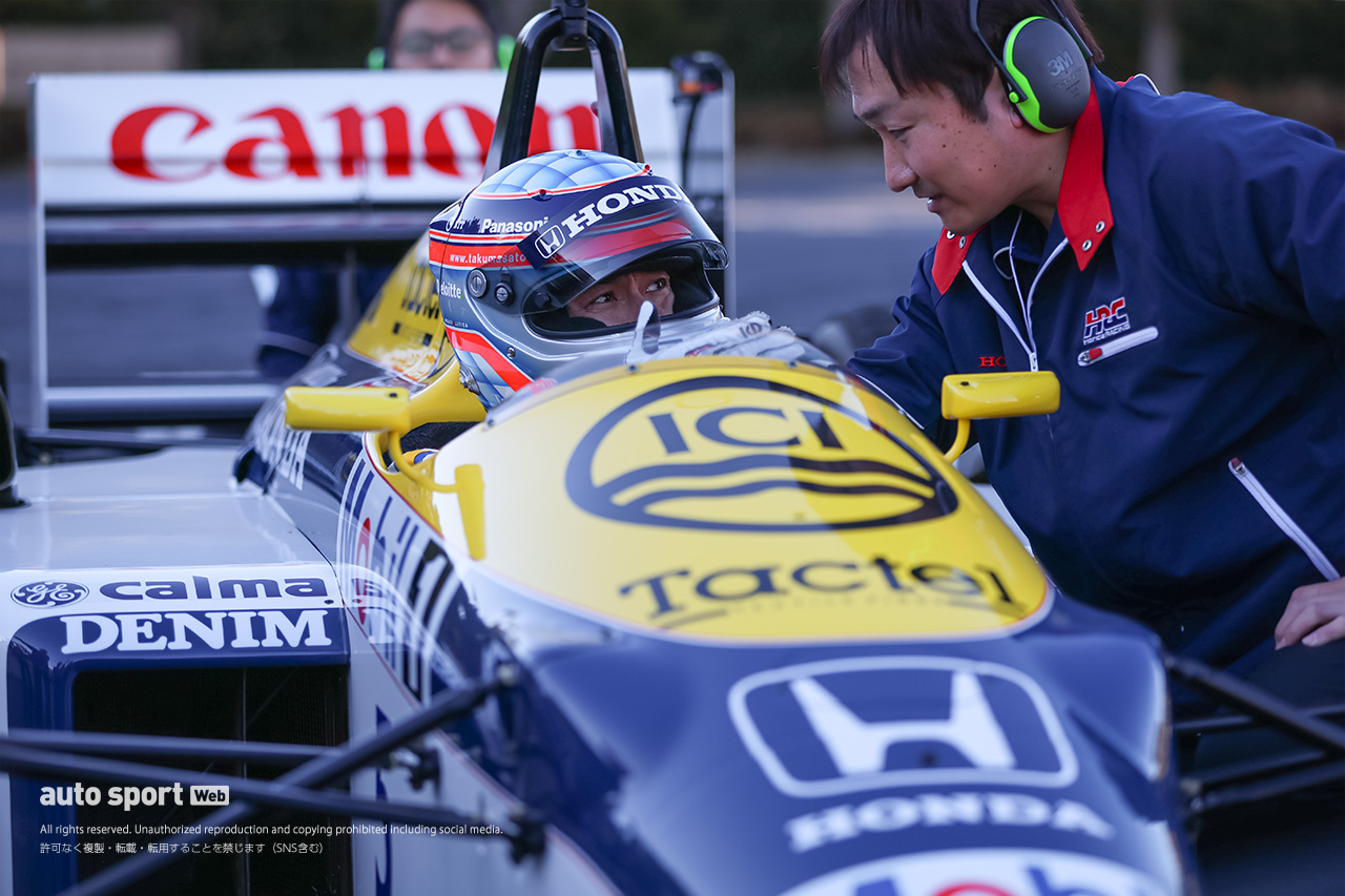 佐藤琢磨は今年も全開!?　東京オートサロン2026のウイリアムズ・ホンダFW11デモランのテスト走行で笑顔