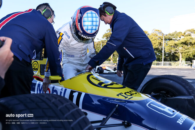 佐藤琢磨は今年も全開!?　東京オートサロン2026のウイリアムズ・ホンダFW11デモランのテスト走行で笑顔