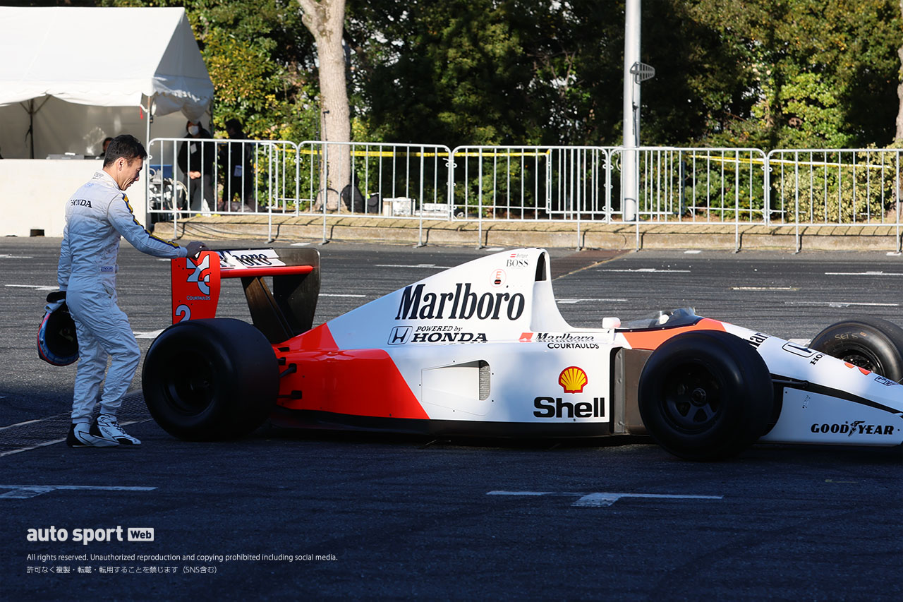 佐藤琢磨は今年も全開!?　東京オートサロン2026のウイリアムズ・ホンダFW11デモランのテスト走行で笑顔