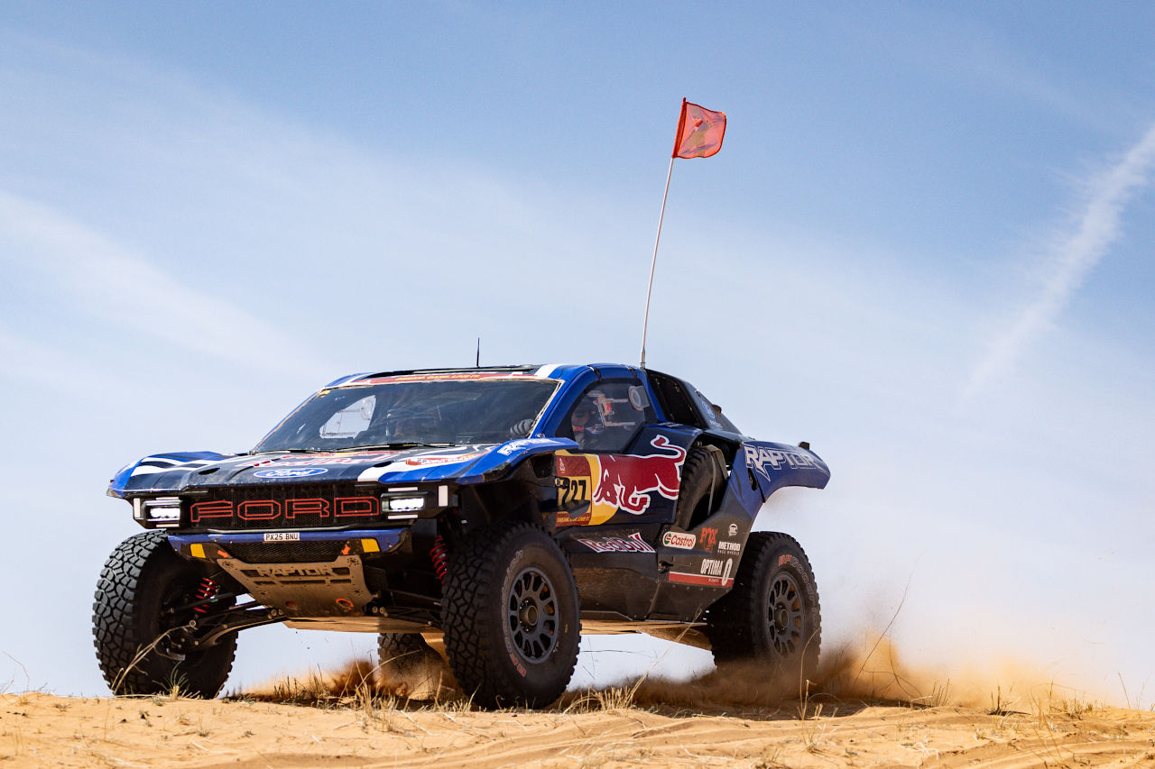 5度の王者アル-アティヤがステージウインで総合首位に。ダチア、トヨタ、フォードの三つ巴続く／ダカールラリー2026