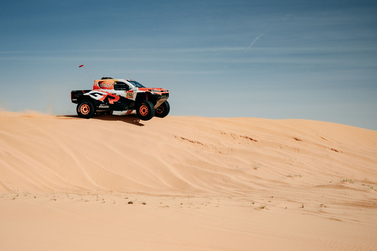 5度の王者アル-アティヤがステージウインで総合首位に。ダチア、トヨタ、フォードの三つ巴続く／ダカールラリー2026