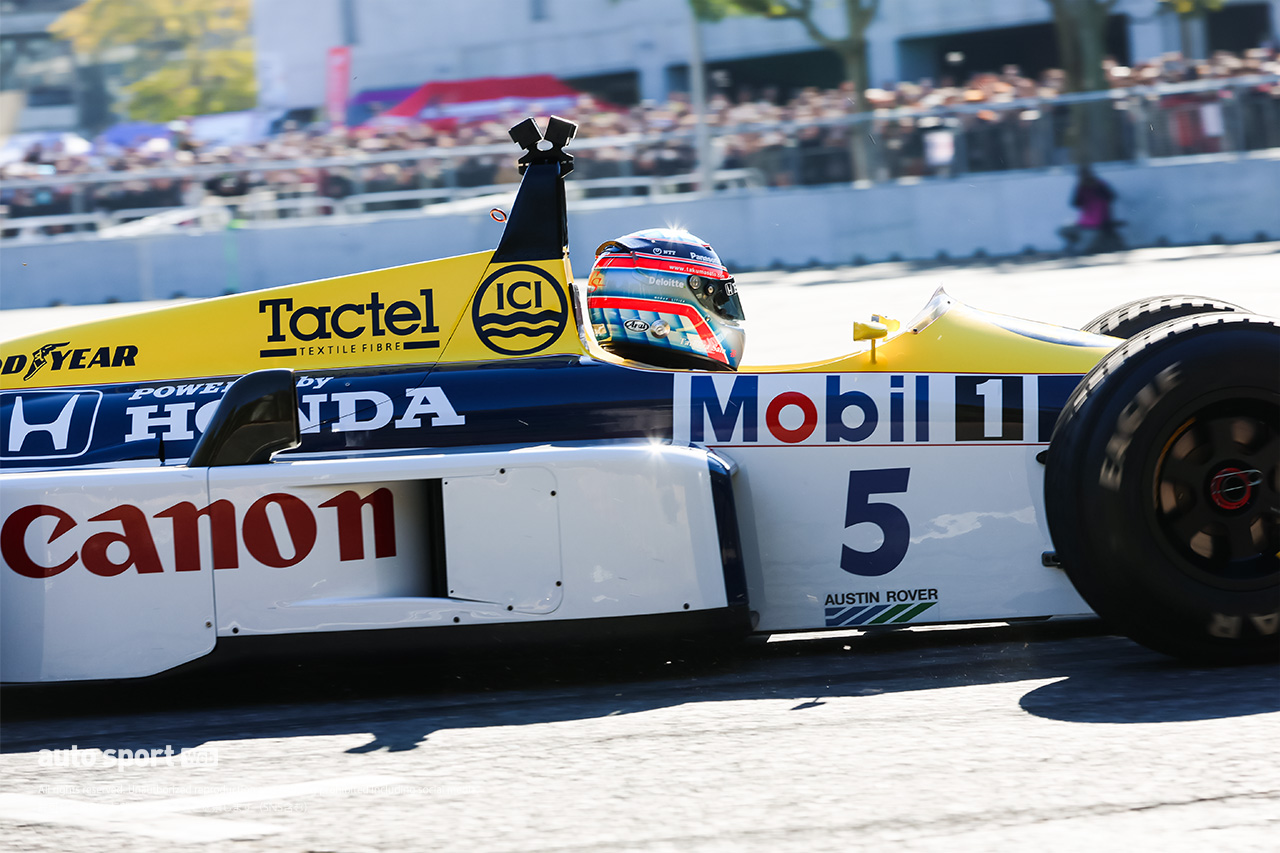 佐藤琢磨がウイリアムズ・ホンダFW11で幕張メッセを全開デモラン！ 快音V12ホンダミュージックも響かせる