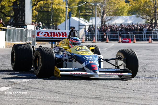 佐藤琢磨がウイリアムズ・ホンダFW11で幕張メッセを全開デモラン！ 快音V12ホンダミュージックも響かせる
