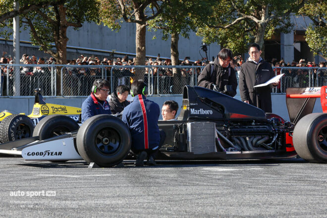 佐藤琢磨がウイリアムズ・ホンダFW11で幕張メッセを全開デモラン！ 快音V12ホンダミュージックも響かせる