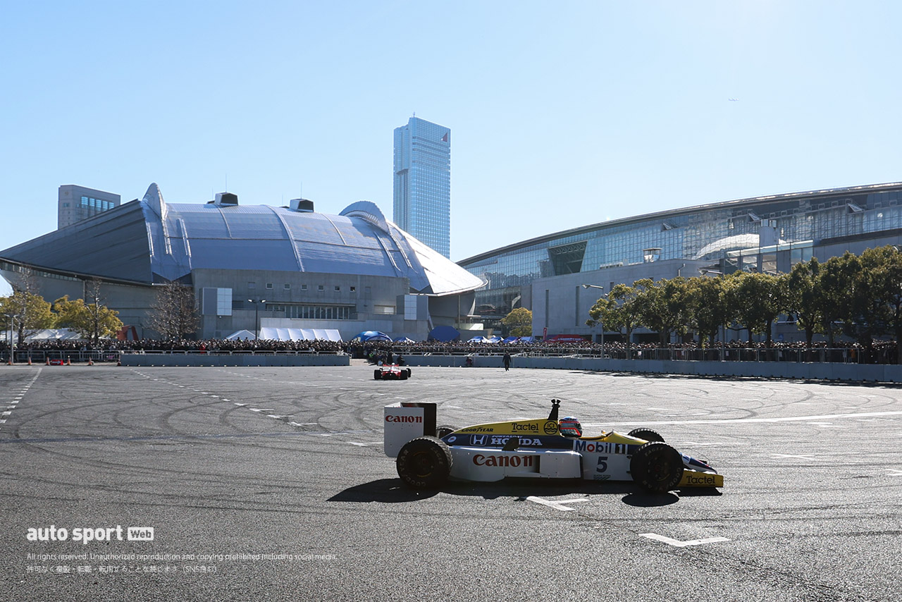 佐藤琢磨がウイリアムズ・ホンダFW11で幕張メッセを全開デモラン！ 快音V12ホンダミュージックも響かせる