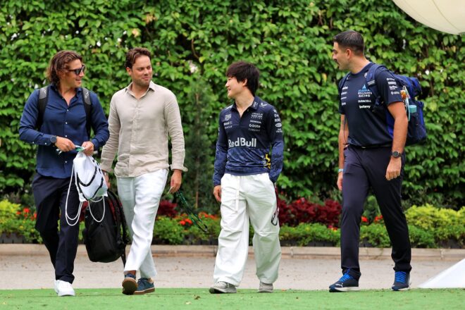 角田裕毅（レッドブル）とマネージャーのディエゴ・メンチャカ