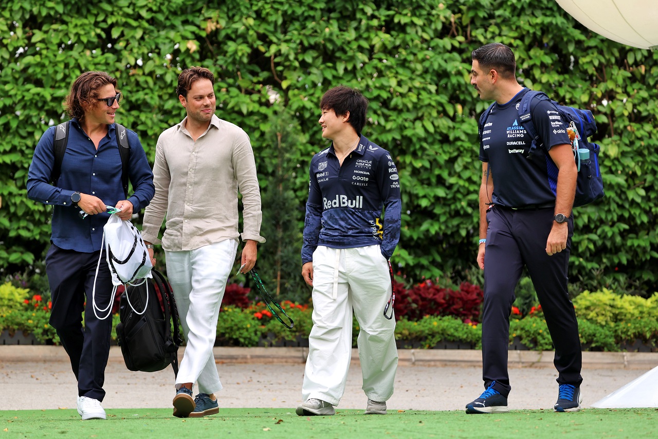 角田裕毅（レッドブル）とマネージャーのディエゴ・メンチャカ