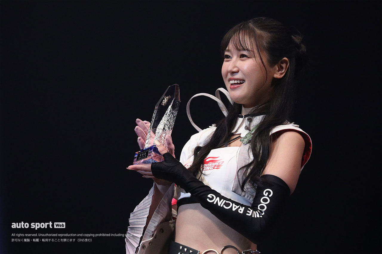 荒井つかささんが初のモータースポーツアンバサダーアワード栄誉賞を受賞。長年のレースクイーン活動と功績を称える