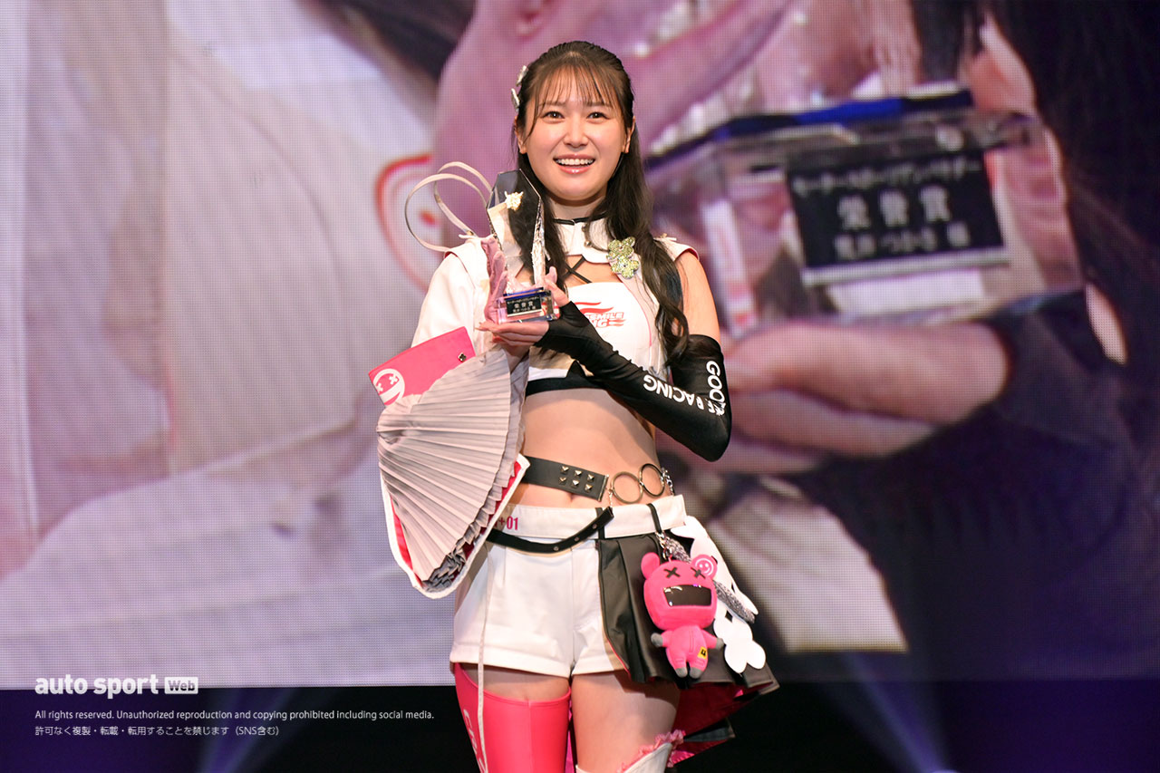 荒井つかささんが初のモータースポーツアンバサダーアワード栄誉賞を受賞。長年のレースクイーン活動と功績を称える