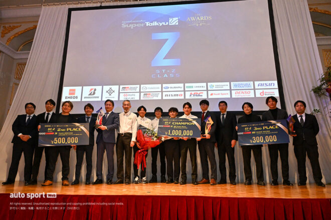 幕張でスーパー耐久シリーズ恒例の表彰式開催。2025年の上位ランカーがトロフィーを得る