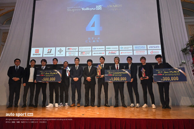 幕張でスーパー耐久シリーズ恒例の表彰式開催。2025年の上位ランカーがトロフィーを得る