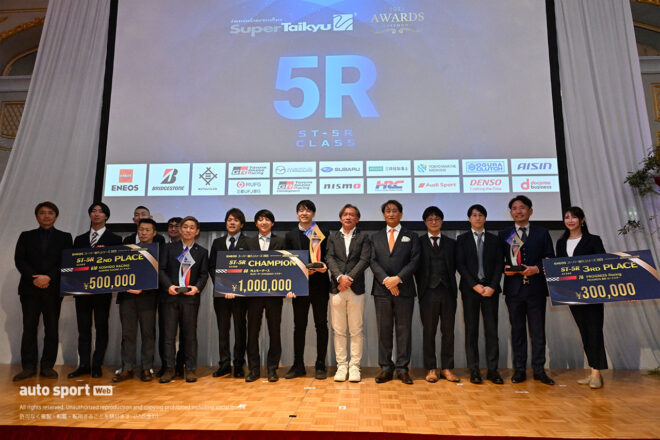 幕張でスーパー耐久シリーズ恒例の表彰式開催。2025年の上位ランカーがトロフィーを得る