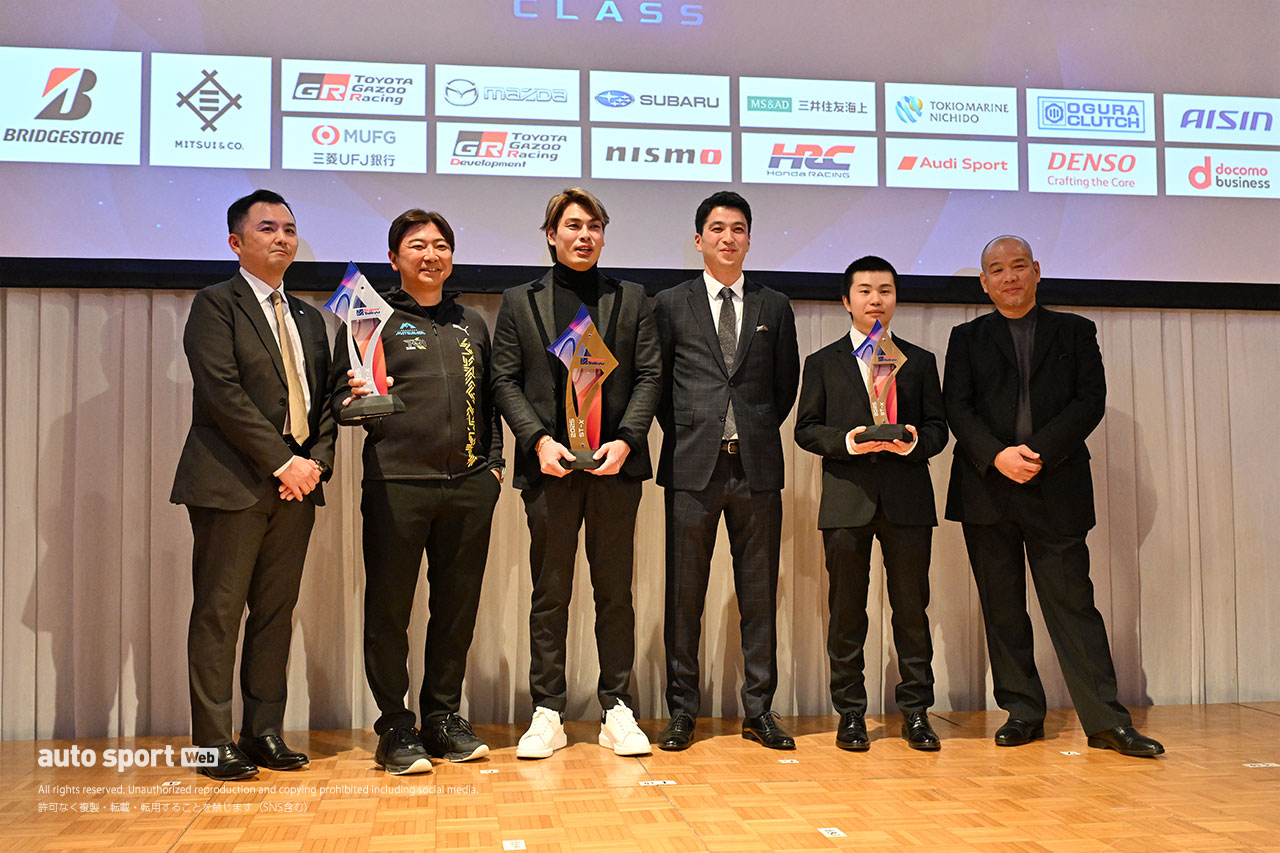 幕張でスーパー耐久シリーズ恒例の表彰式開催。2025年の上位ランカーがトロフィーを得る