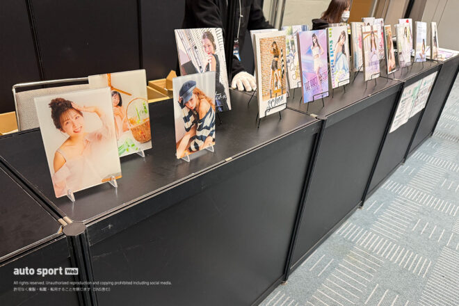 ギャルパラ・プラス写真展『phygital』がオートサロン2026で開催中。限定フォトブックや特典イベントも