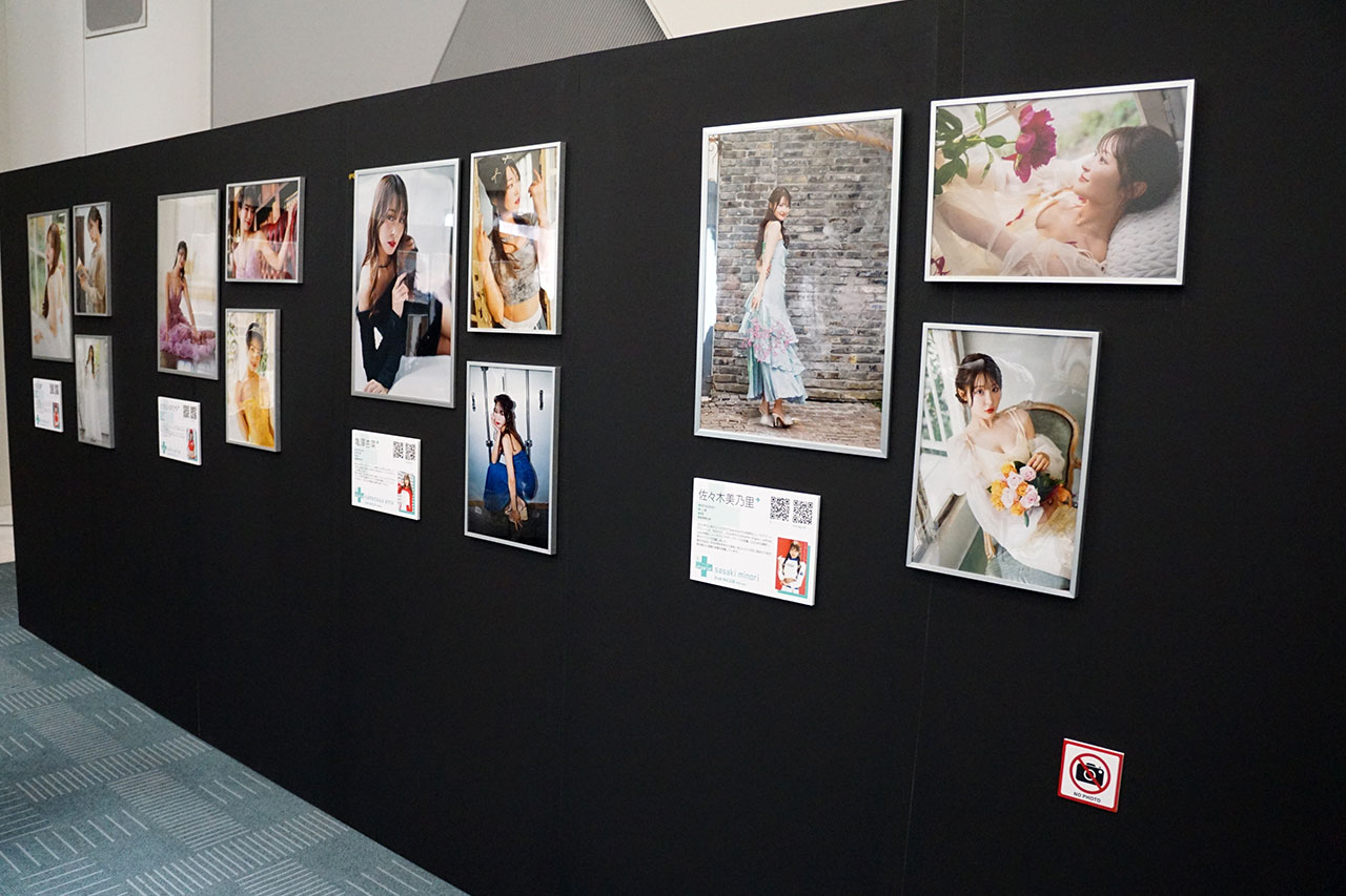 ギャルパラ・プラス写真展『phygital』がオートサロン2026で開催中。限定フォトブックや特典イベントも