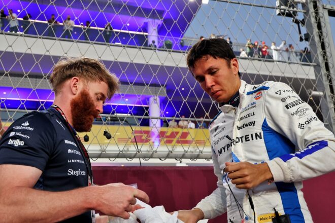 アレクサンダー・アルボン（ウイリアムズ）とトレーナーのパトリック・ハーディング