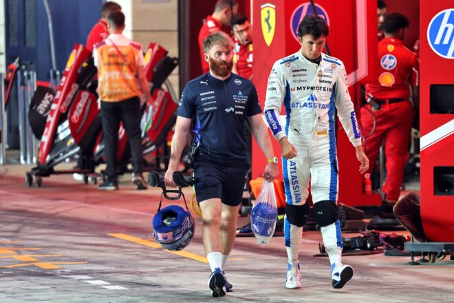 アレクサンダー・アルボン（ウイリアムズ）とトレーナーのパトリック・ハーディング